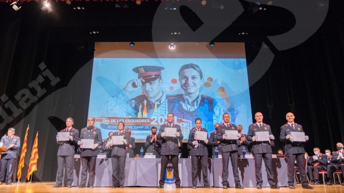 Medio millar de agentes han asistido al acto de celebración de las Esquadres.