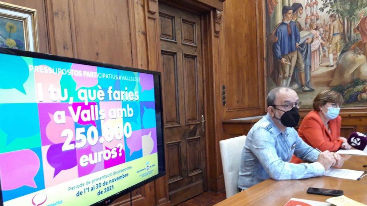 El regidor de Acción Comunitaria, Participación Ciudadana e Igualdad, Jordi Cartanyà, y responsables técnicos de la concejalía, han presentado el proceso de los Presupuestos Participativos 2022.