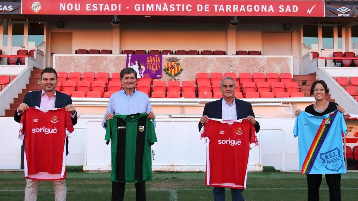 El vicepresident del Racing, Josep Acero, el president del Nàstic, Josep Maria Andreu, el president del Racing Bonavista, Jose Espejo, i la consellera del femení del Nàstic, Irene Mallol.