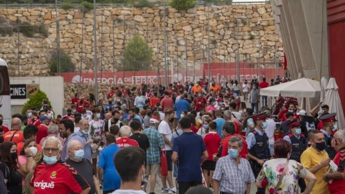 Imagen de la afición del Nàstic en los alrededores del Nou Estadi.