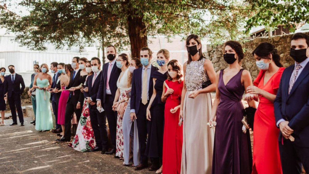 Imagen de archivo de una boda del 2020, con los asistentes con mascarilla.