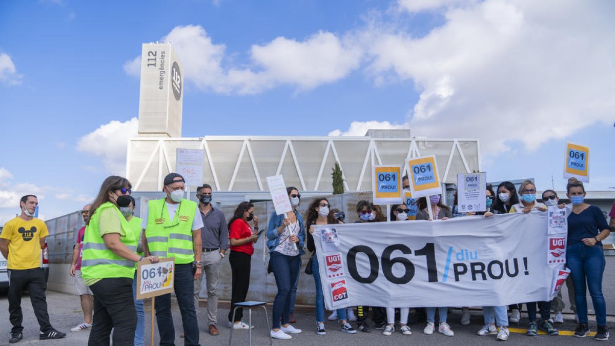 Trabajadores del 061 y 112 durante la concentración ante el centro de trabajo de Reus con motivo del inicio de la huelga.