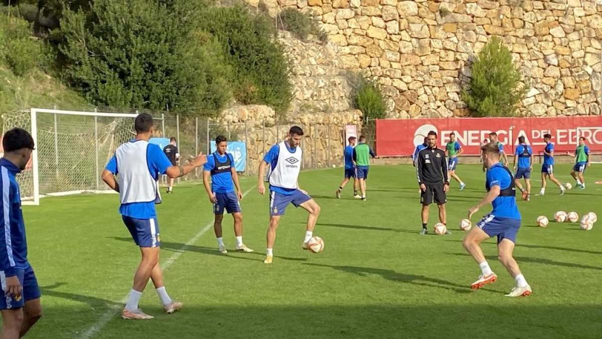 Carlos Albarrán exercitant-se amb la resta de companys al camp annex al Nou Estadi.