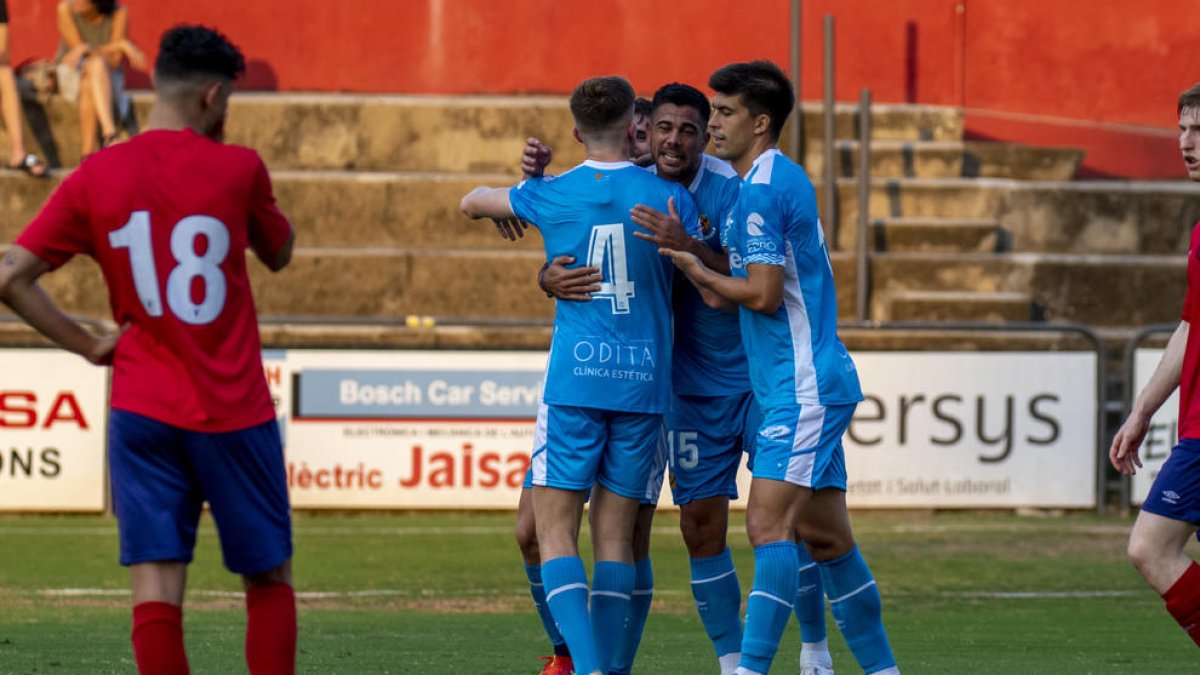 Aythami Artiles celebra el gol que anotó el sábado en Olot, a la salida de un servicio de esquina.