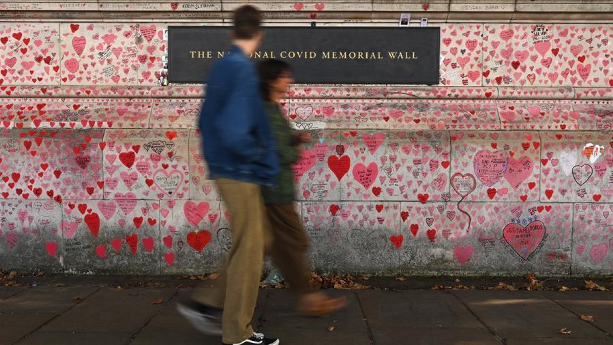 Imatge d'arxiu d'un mur a Mondres que recorda les víctimes de la covid-19.