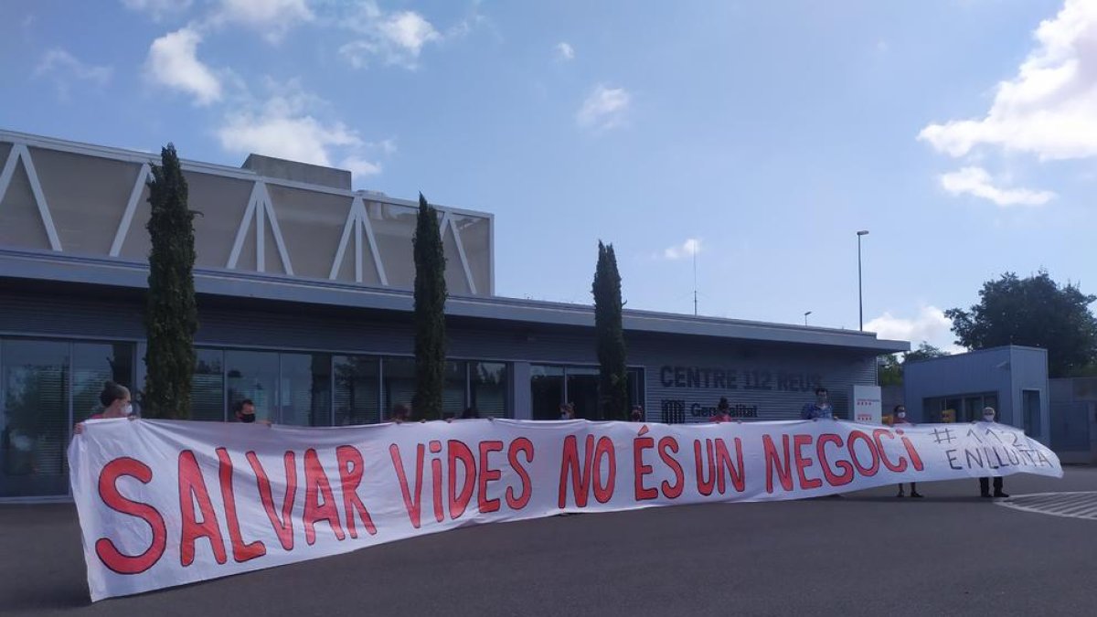 Trabajadores del 112 ante el edificio de Reus el sábado.