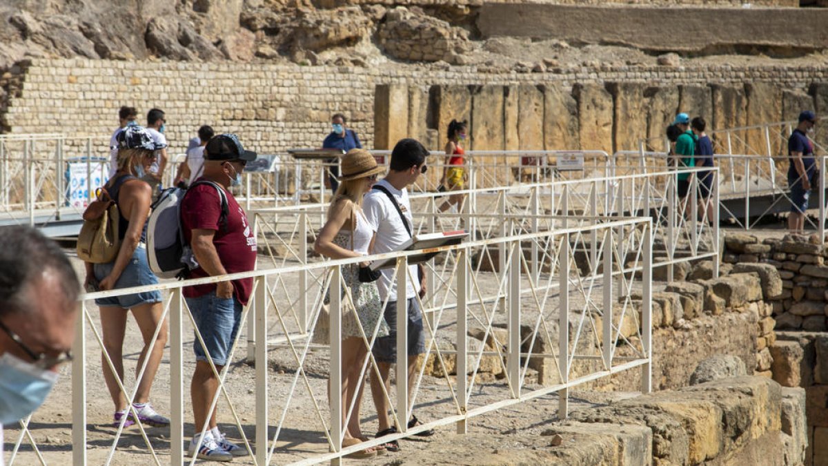 Visitants passejant per la zona de l'arena i gaudint de l'accés gratuït a l'Amfiteatre.