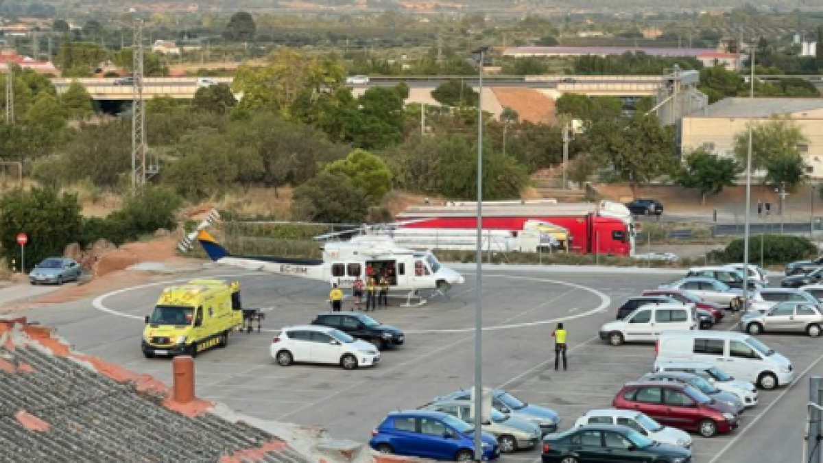 Imagen del helicóptero de los Bomberos después de trasladar el ciclista accidentado a Alcover.