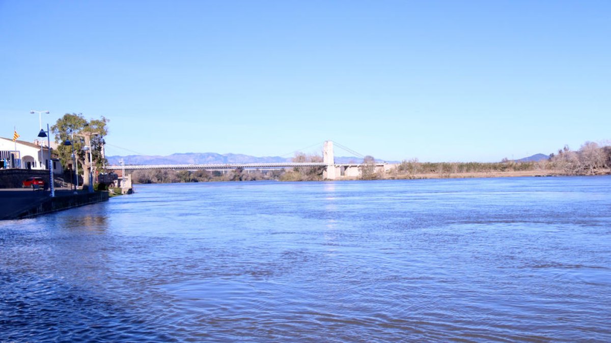 El riu Ebre al seu pas per Amposta.