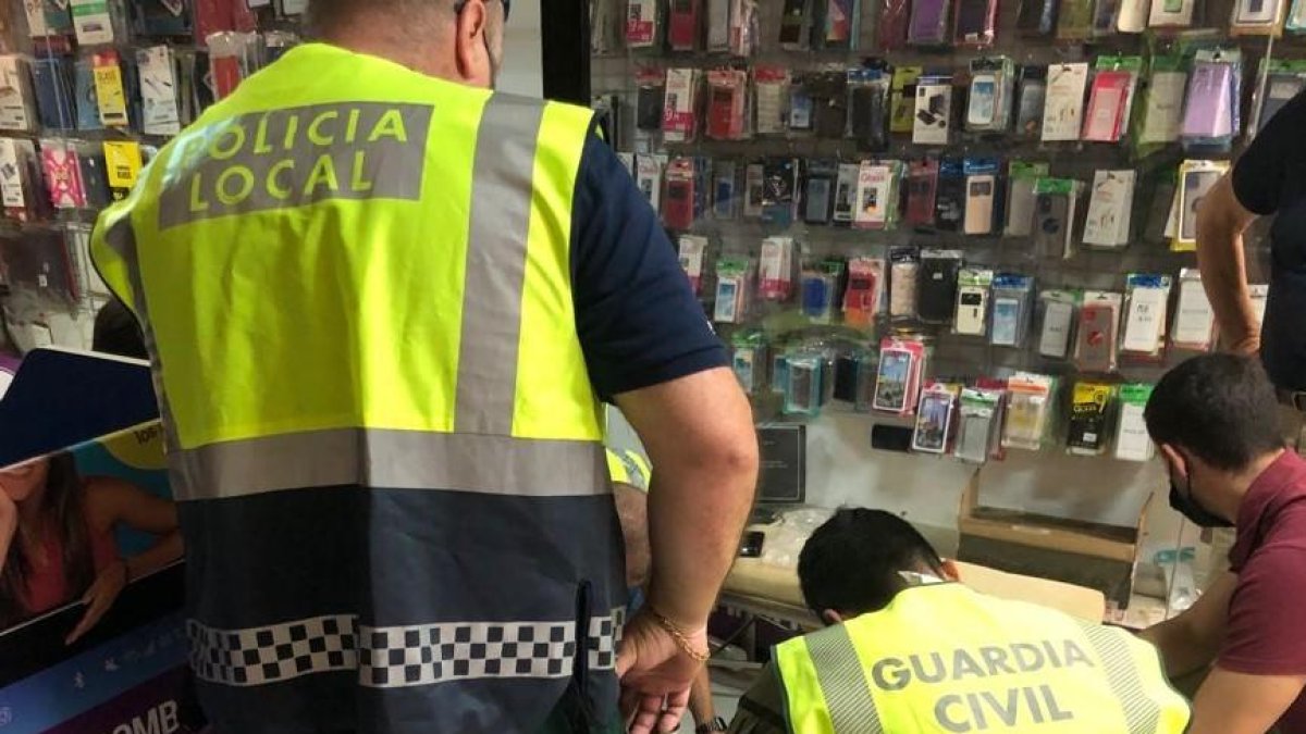 Agentes de la Guardia Civil y de la Policía Local de Torredembarra realizando la intervención.