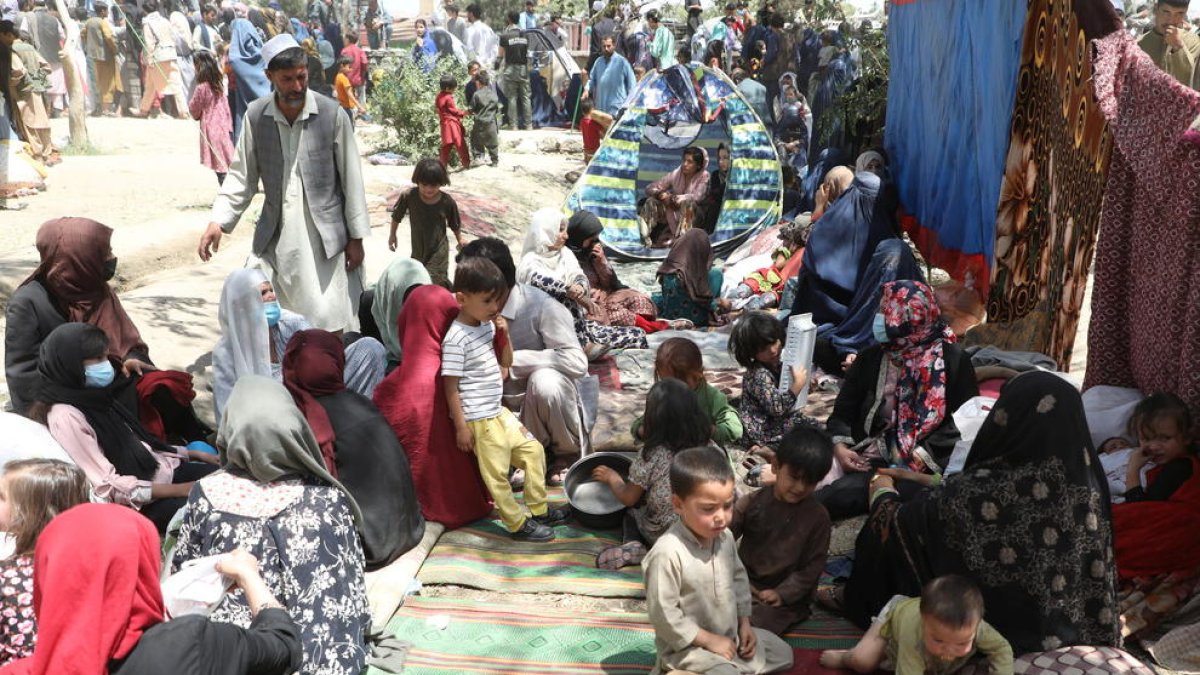 Plano general de familias afganas del norte del país desplazadas a Kabul.