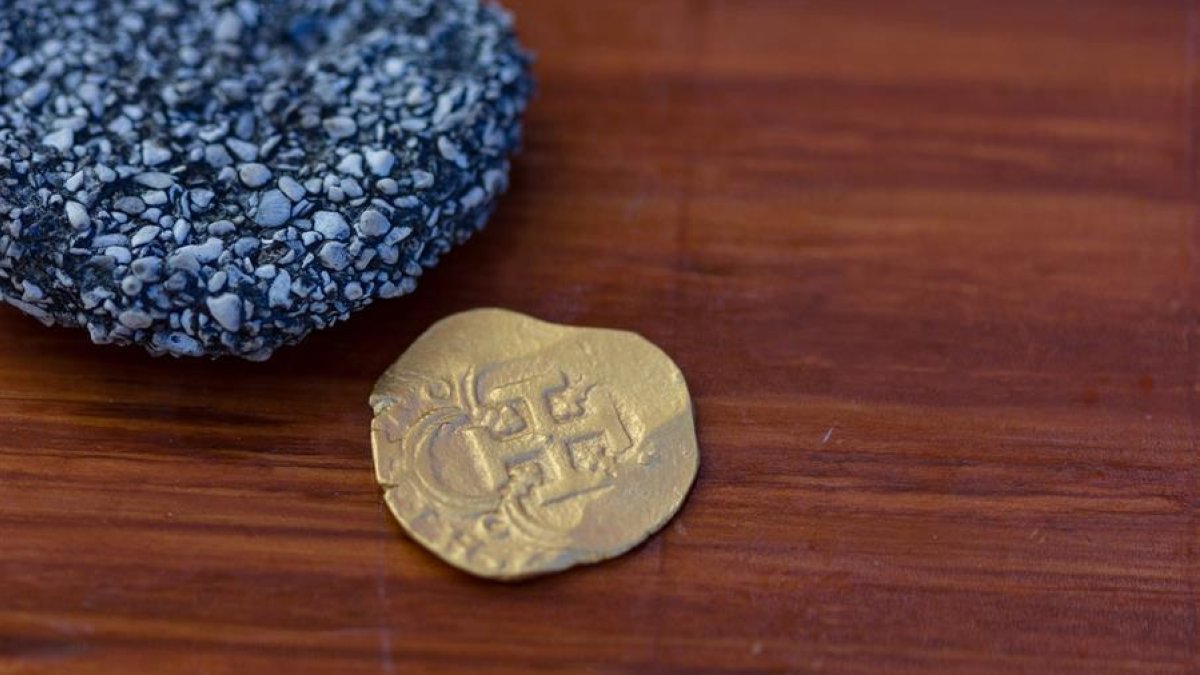 Imatge de la moneda localitzada a només 76 centímetres de profunditat.