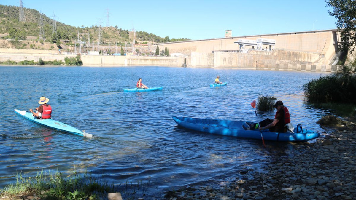 Imagen de los participantes a la Marcha de los Sedimentos entrando en el río Ebro con los kayaks para bajar hasta Flix desde el pantano de Riba-roja d'Ebre.
