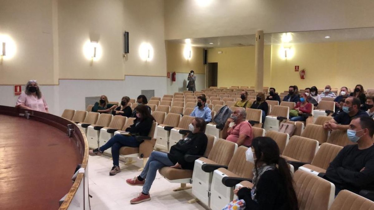 Imatge de la reunió de la consellera de Districtes, Participació Ciutadana i Centres Cívics, Paula Varas amb els veïns i entitats de Bonavista per explicar la propera reobertura de la sala d'actes del Centre Cívic de Bonavista.