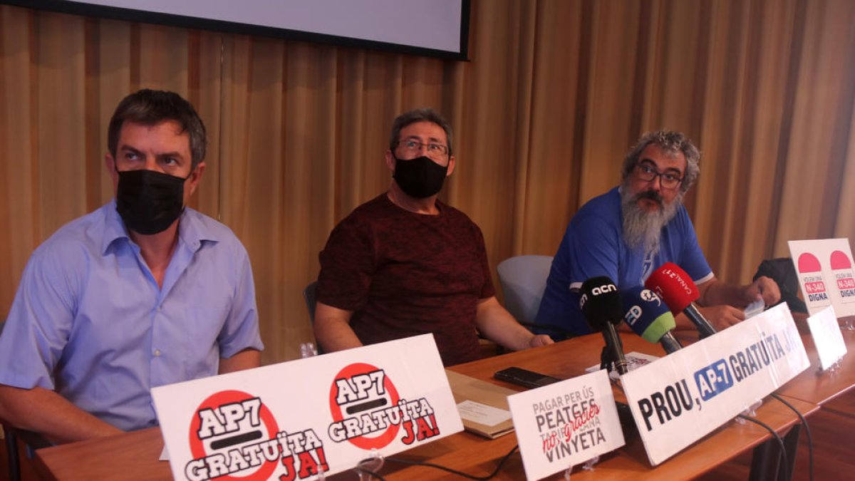 Pla general dels portaveus del moviment veïnal ebrenc per la gratuïtat de l'autopista AP-7. D'esquerra a dreta: Enric Lange, Llorenç Navarro i Àngel Porres.