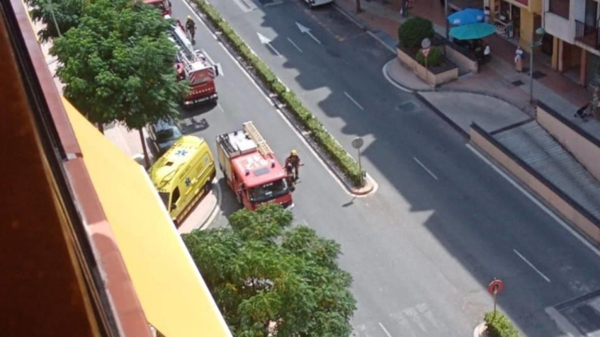 Imatge de tres dotacions de Bombers al lloc de l'incendi.