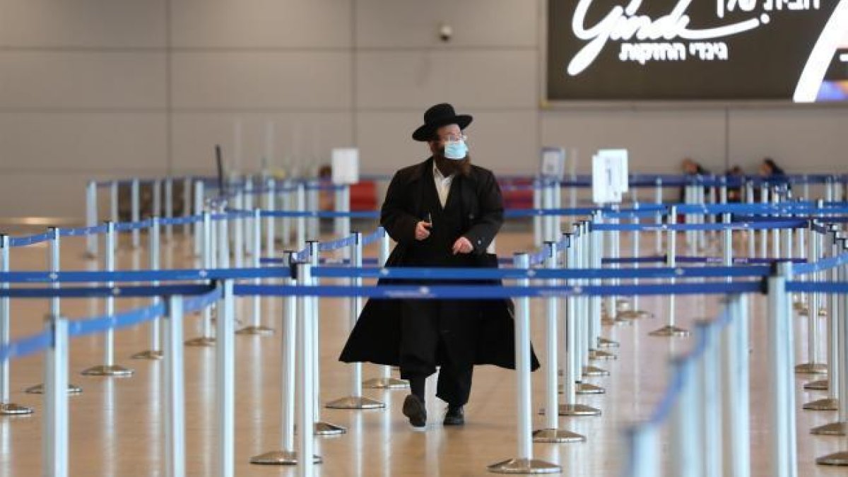 Un viajero con mascarilla en el aeropuerto Ben Gurion, en Tel Aviv.