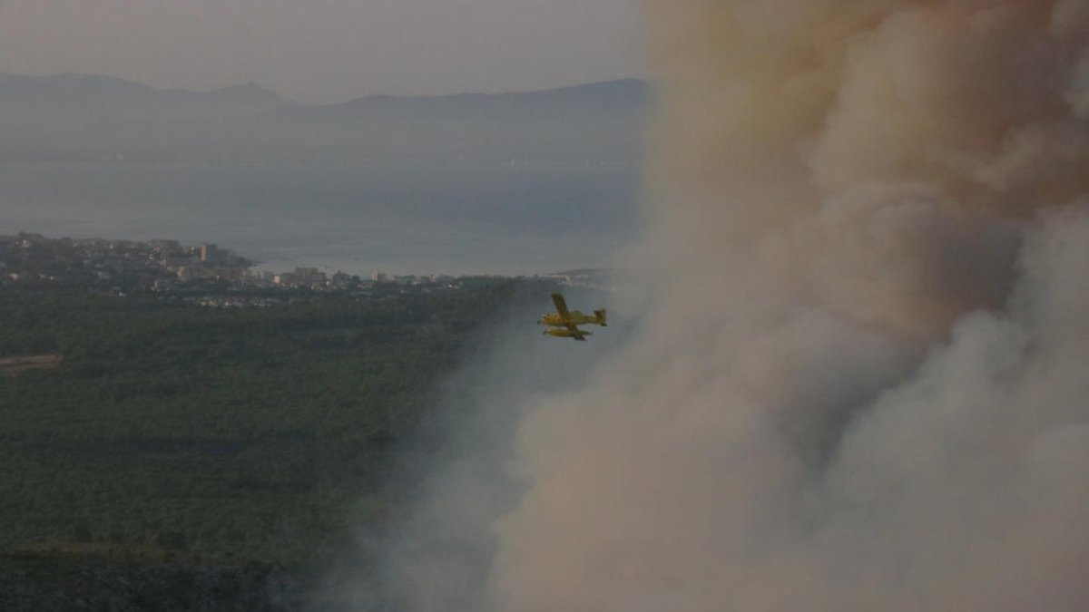 Una hidroavión pasando por encima del incendio del Montgrí.