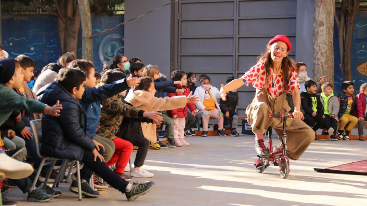 L'espectacle de Pallassos Sense Fronteres al CEIP Eduard Marquina de Barcelona.