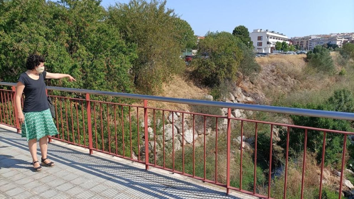 Una vecina señala el torrente de LLuc, que ya ha dejado de provocar malos olores.