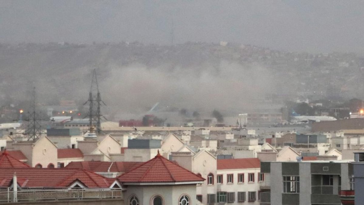 Imatge del fum de les bombes just després de l'atac.