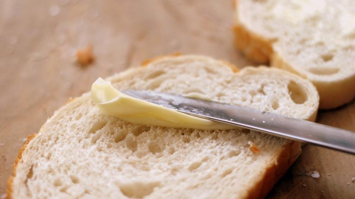 Imagen de archivo de margarina extendida sobre una rebanada de pan.