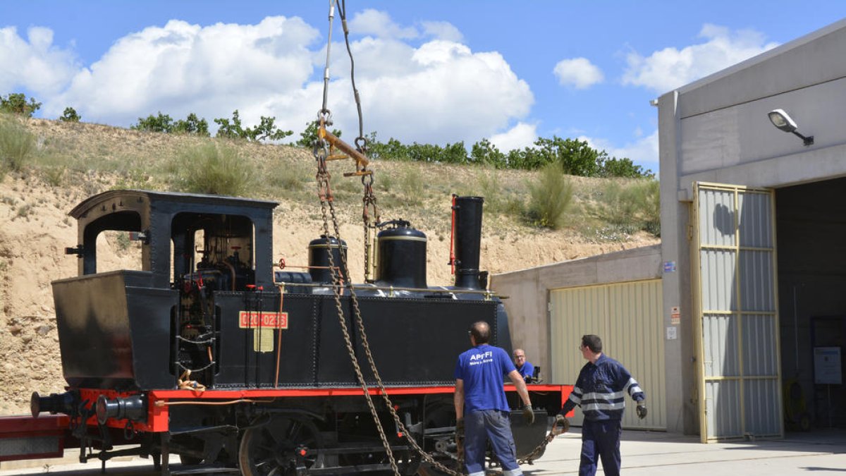 La locomotora 'Cuco' entrando en la nave de la cochera del Museo del Ferrocarril de Móra la Nova.