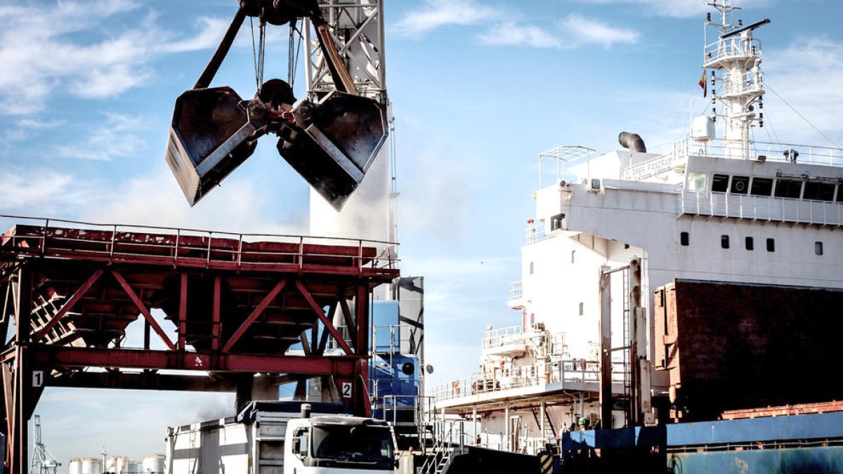 Camions de càrrega Sistema d'Entregues d'Agroalimentaris (SEA) del Port de Tarragona.