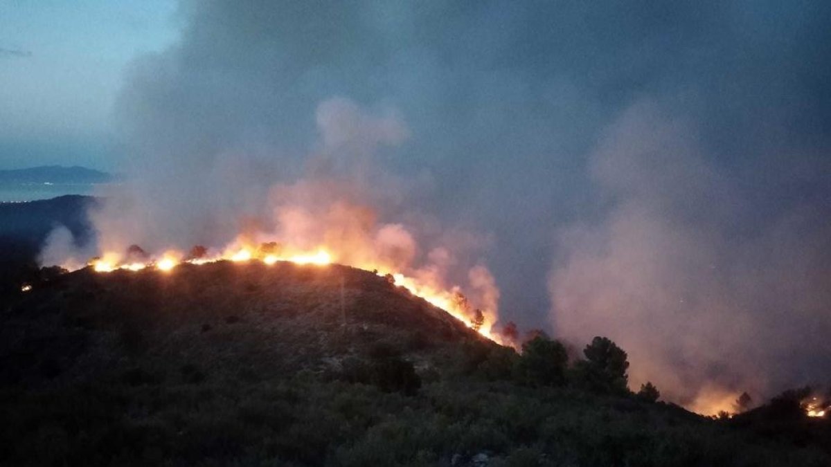 Imagen nocturna de un incendio en el macizo de Montgrí.