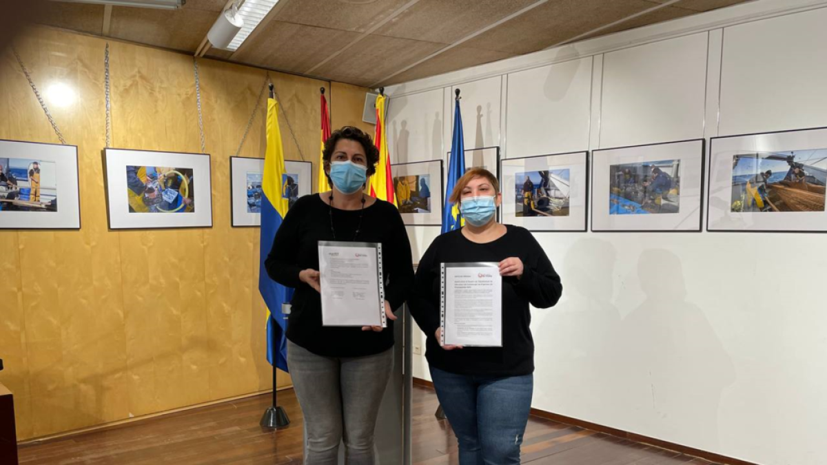 Núria Miret i Marta Roldán, regidores, presentant l'acord assolit.