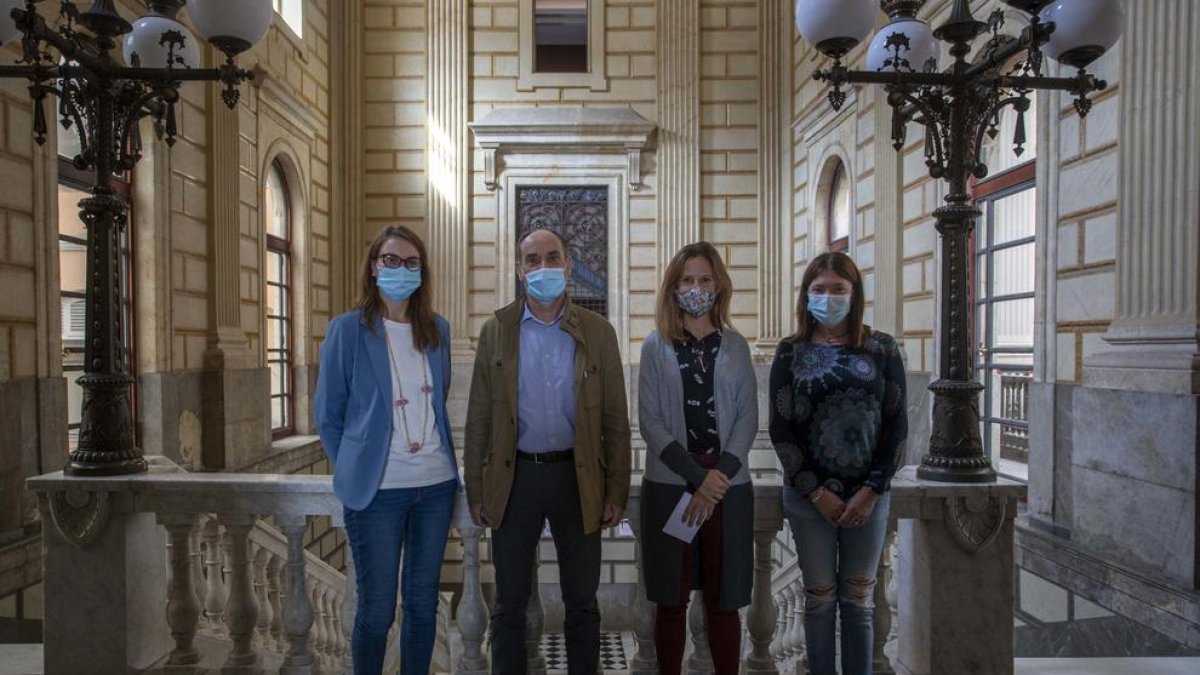 Gemma Flores i Xavier Oliach (Xarxa Santa Tecla) e Inés Solé i Esther Roca (Ayuntamiento).