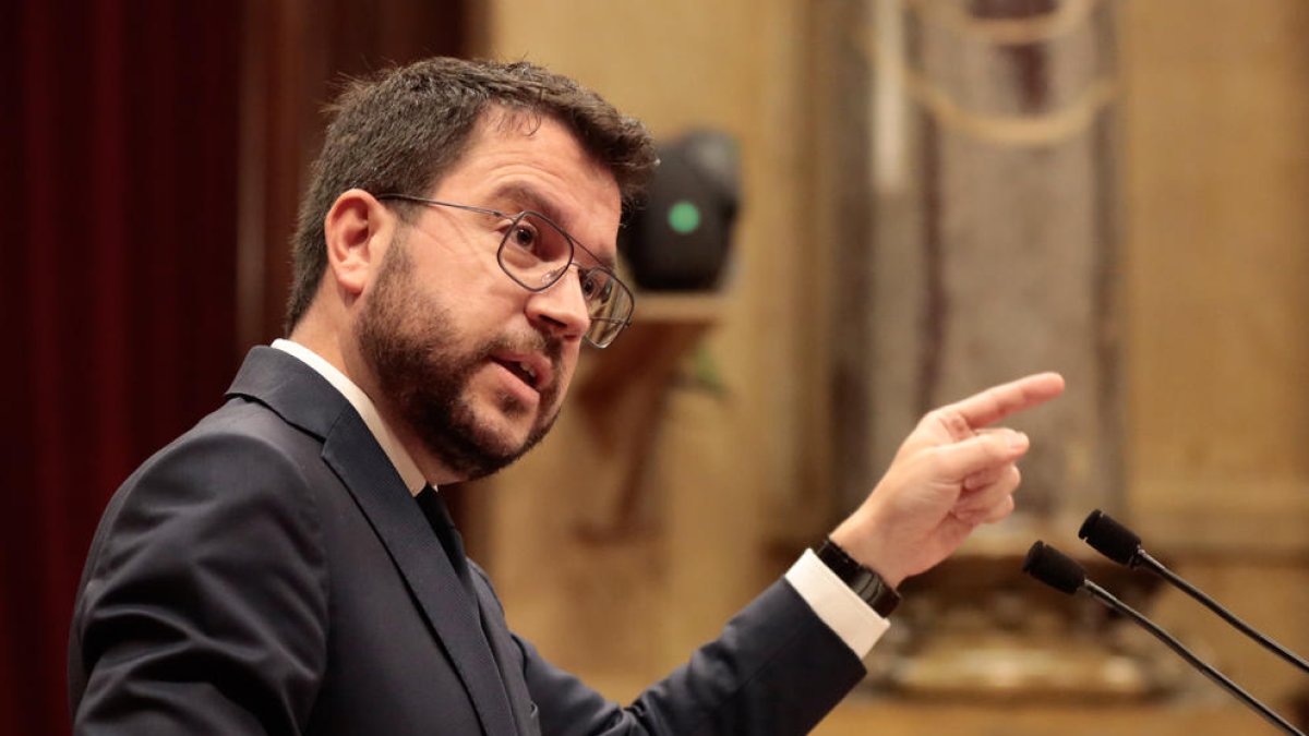 El presidente de la Generalitat, Pere Aragonès, gesticula mientras habla en el debate de política general.