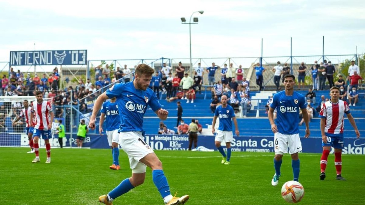 Uno de los futbolistas del Linares Deportivo en el último duelo disputado contra el Algeciras (0-3).