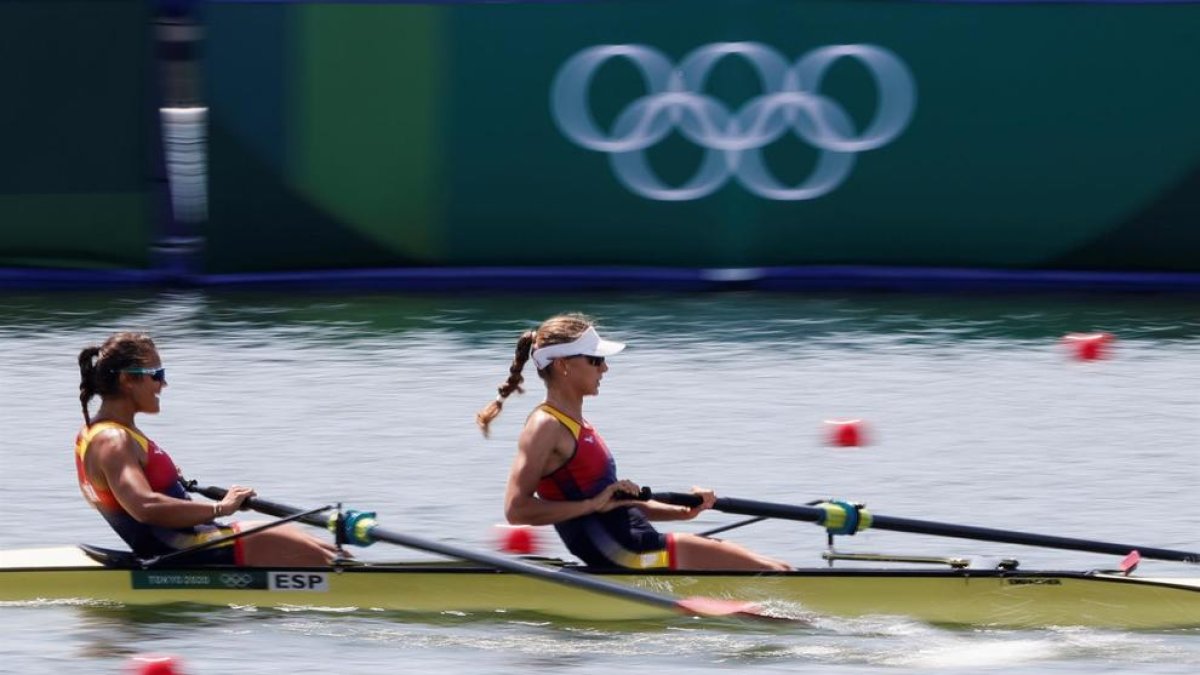 Aina Cid y Virginia Díaz de España compiten durante la tercera serie de remo en los Juegos Olímpicos 2020, este sábado en la Sea Forest Waterway en Tokio (Japón).