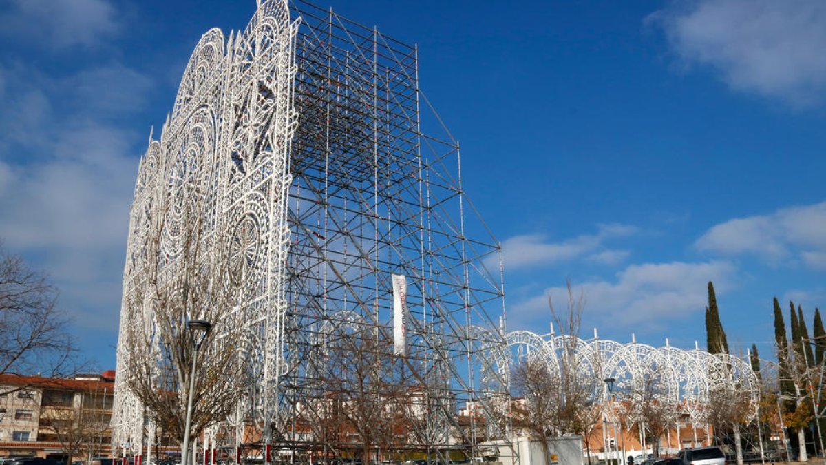 Una de las estructuras de luz montadas por las fiestas de las Decenales de Valls.