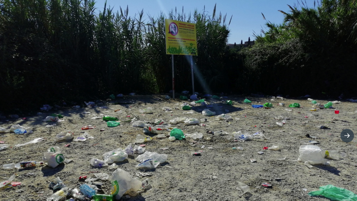 Por la mañana, los vecinos que pasaban por la zona se encontraron todo tipo de restos de la fiesta por la noche.