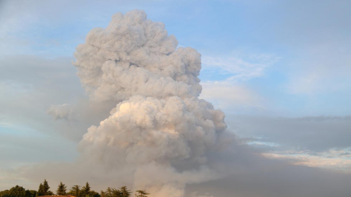 La gran columna de humo que se ha reavivado al cabo del incendio de la Conca de Barberà y Anoia.