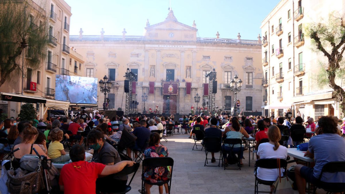 Los asistentes al acto del Seguici Petit de la fiesta mayor de Santa Tecla.