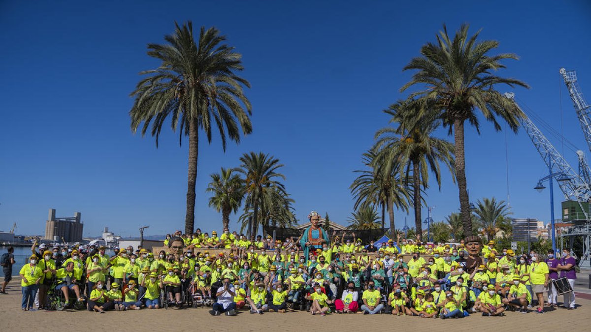 Més de 150 persones celebren la 'Festa per a Tothom' al Moll de Costa de Tarragona