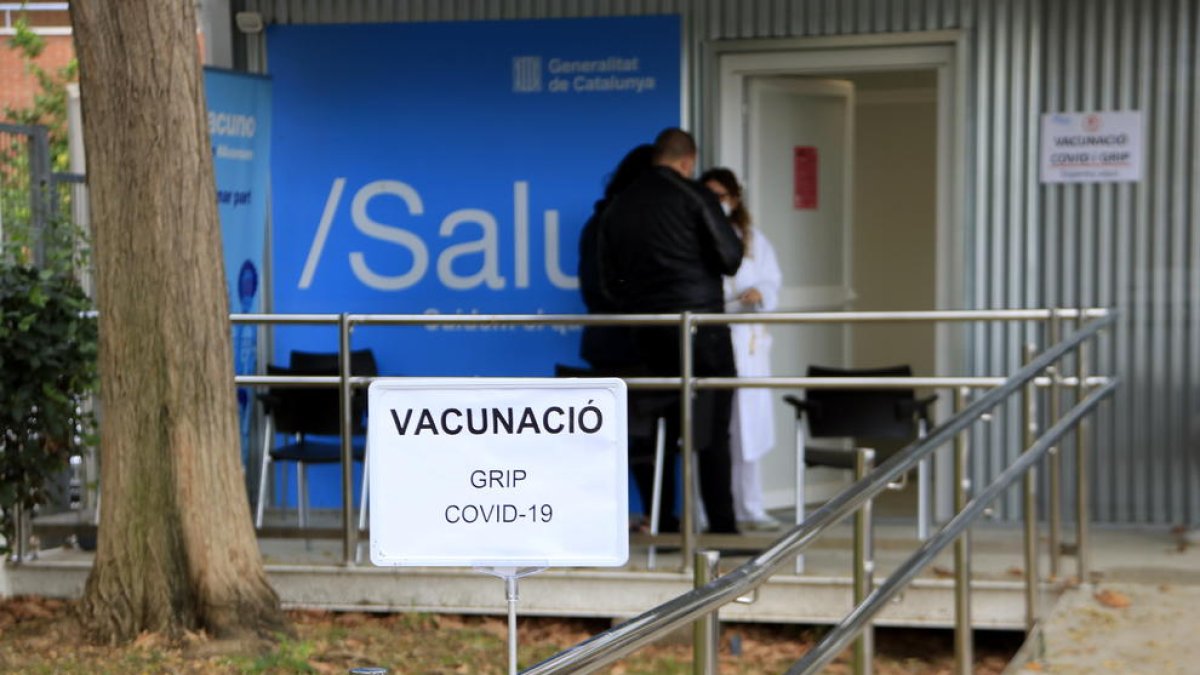 Mòdul del CAP Can Bou de Castelldefels, amb un cartell que indica que s'hi vacuna de la grip i de la covid-19, en la segona tardor de la pandèmia.