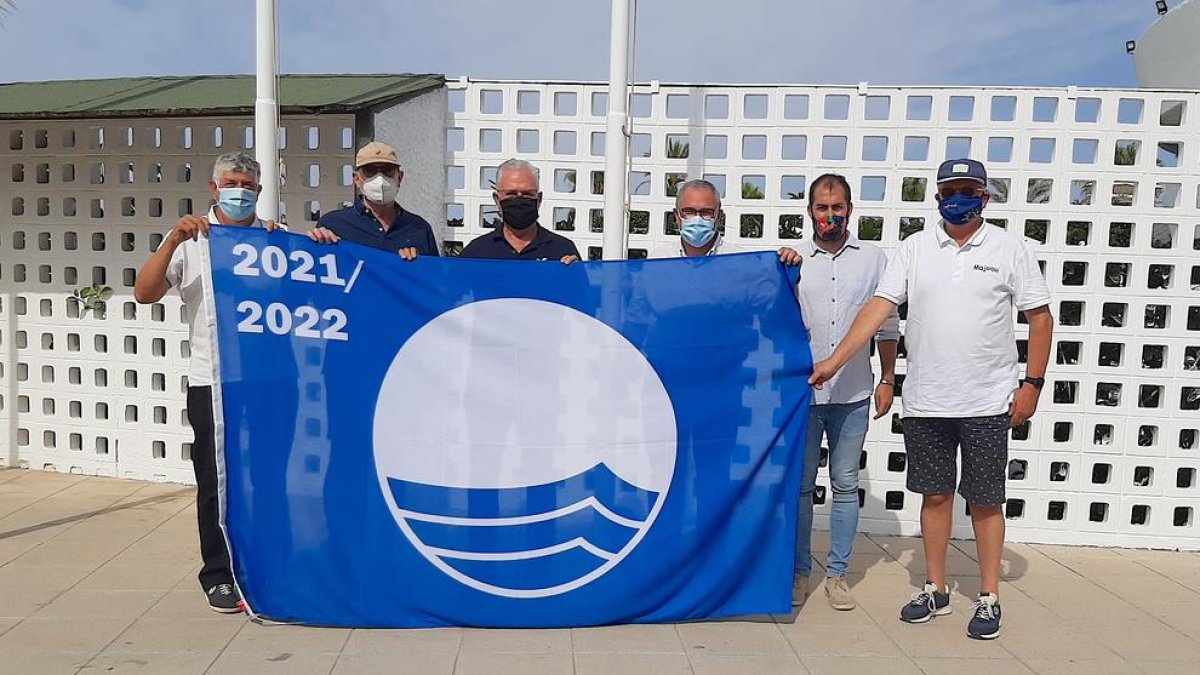 La bandera azul vuelve a ondear en el puerto deportivo de Salou