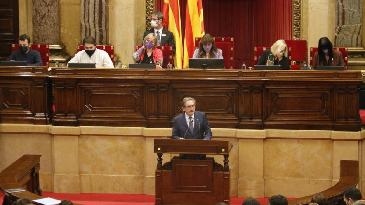 Pla general de l'hemicicle del Parlament durant la intervenció del conseller d'Economia i Hisenda, Jaume Giró.