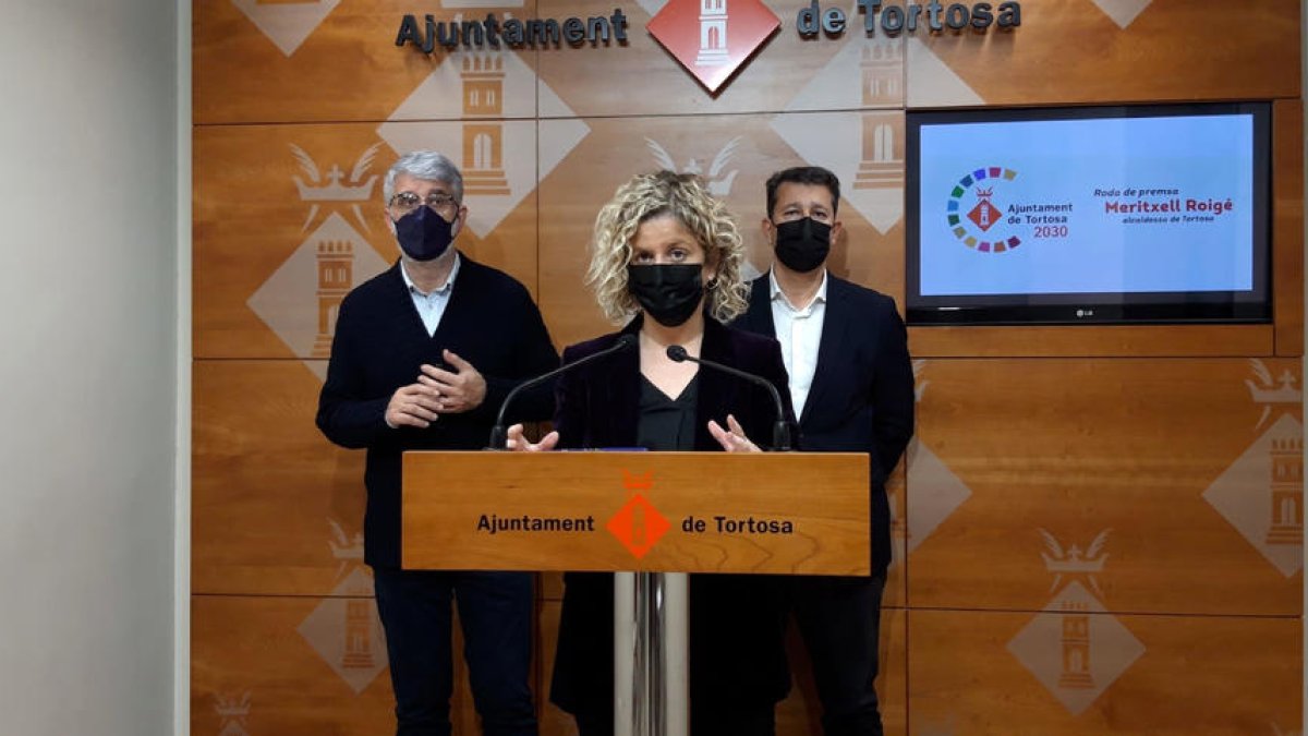 La alcaldesa de Tortosa en rueda de prensa.