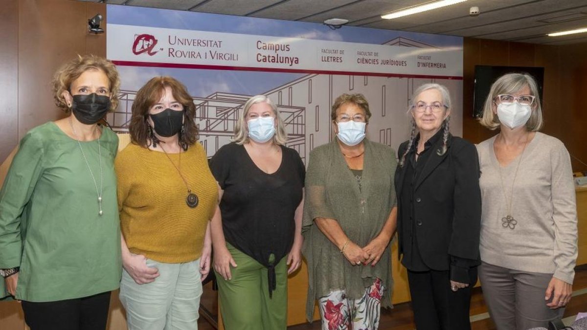 De izquierda a derecha, Laura Román, secretaría general de la URV; Lucía Artacoz, directora del Observatorio de la Salud Pública de la Agencia de Salud Pública de Barcelona; Lourdes Franco, médico y miembro del MARCO; María José Figueras, rectora de la URV; María José Sáez, médico, e Inma Pastor, directora de la Unidad de Igualdad.