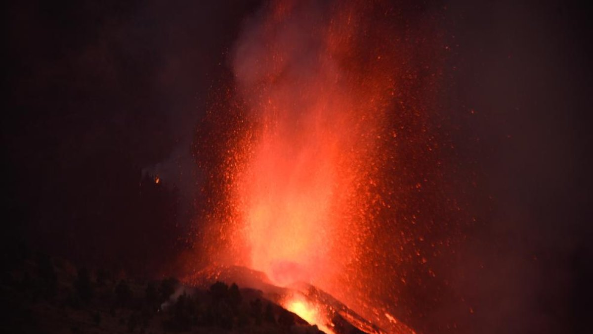 El volcán Cumbre Vieja en plena erupción esta noche.