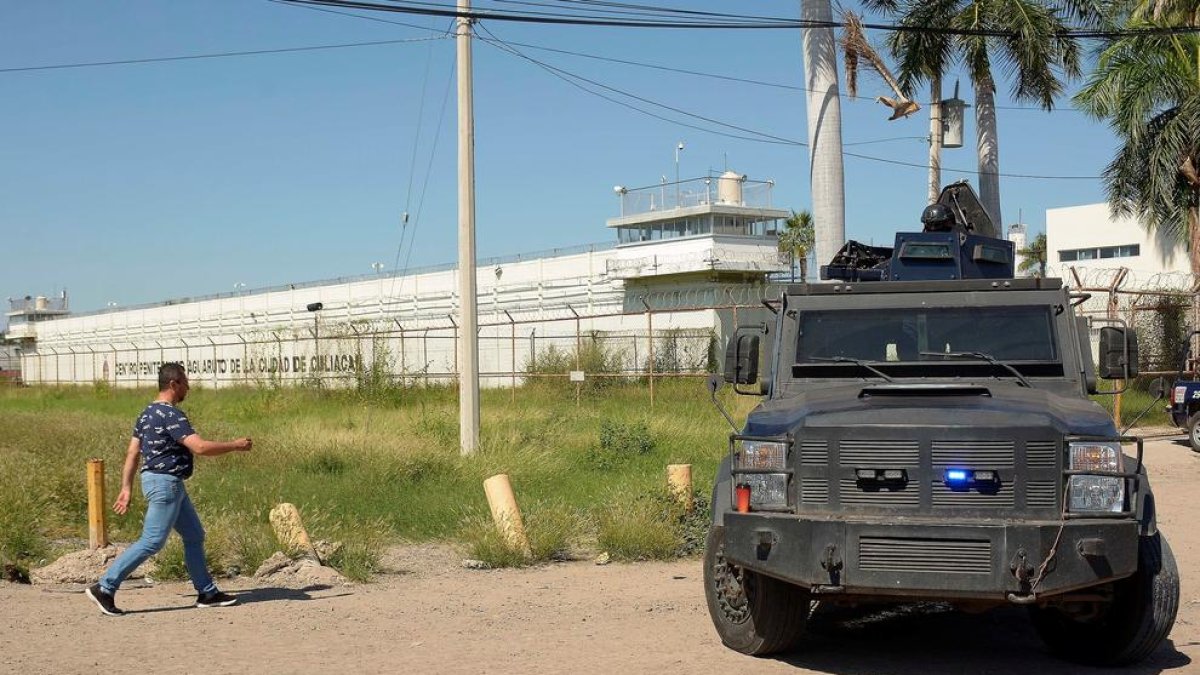 Imagen de la policía en el exterior de la prisión de México.