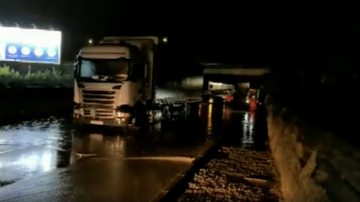 Un camió atrapat a la carretera al Baix Ebre.