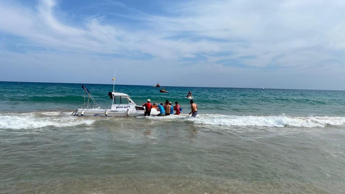 Una embarcació s'accidenta a la platja d'Altafulla per una avaria al motor