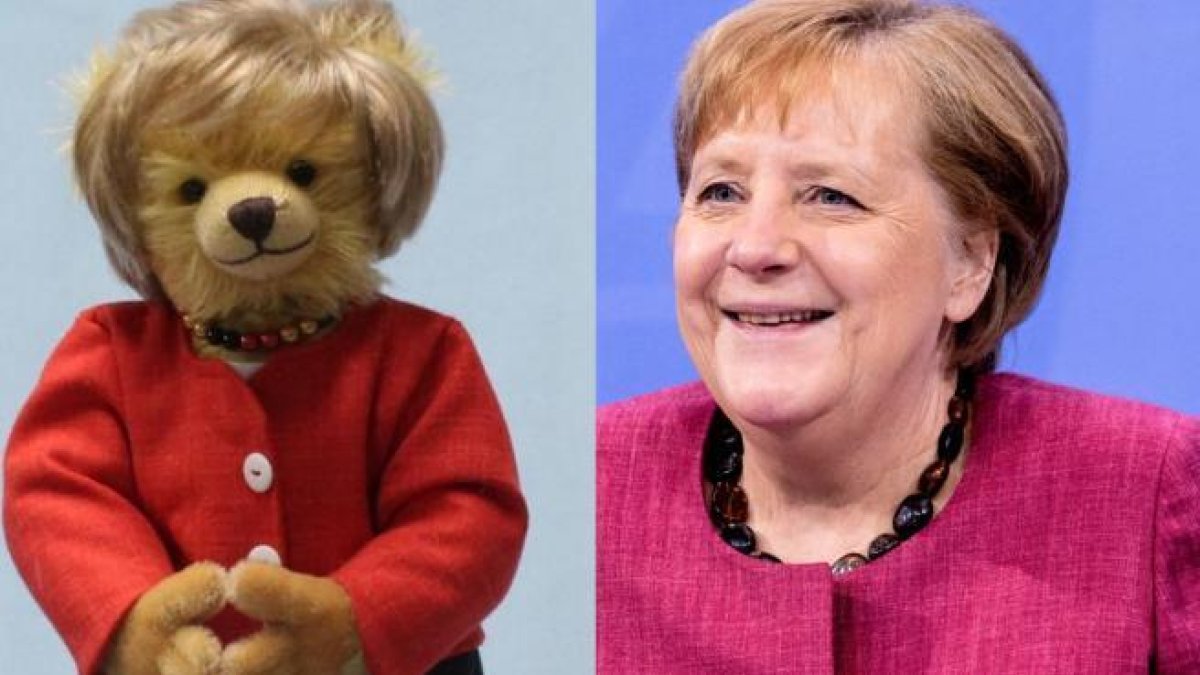 El peluche y Merkel.