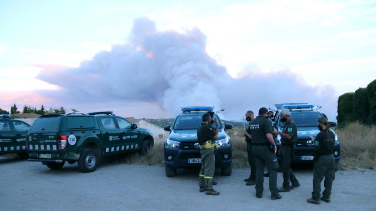 Els agents rurals al centre de comandament dels bombers a Santa Coloma de Queralt observant el foc.